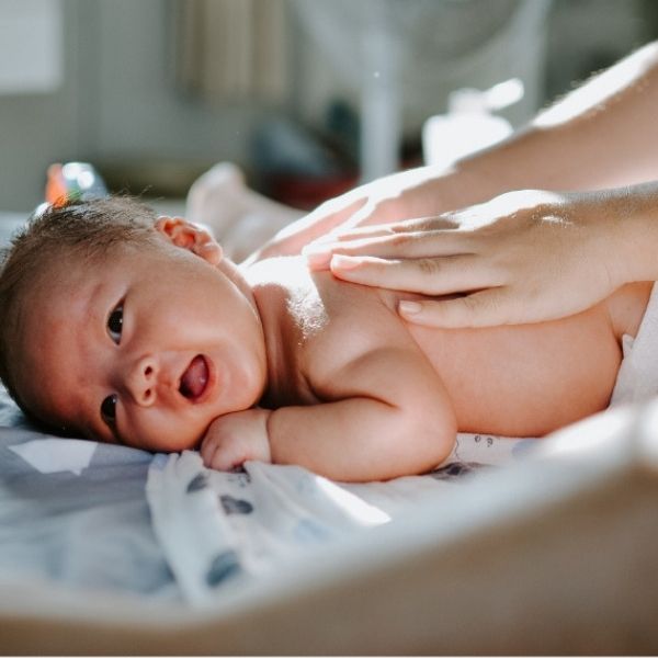 Bindung durch Berührung, z. B. eine Massage