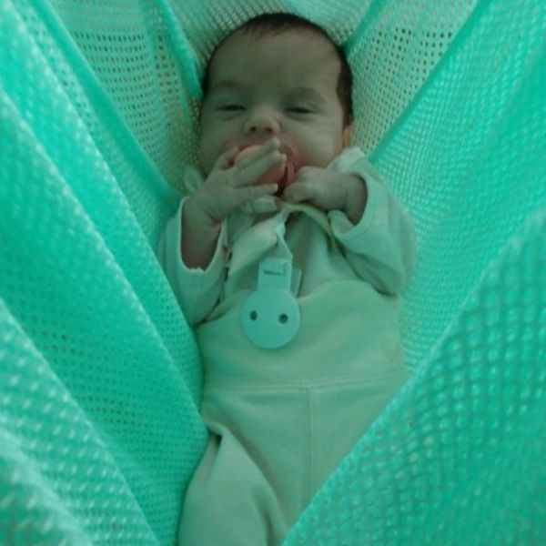 Frühgeborenes liegt in der swing2sleep