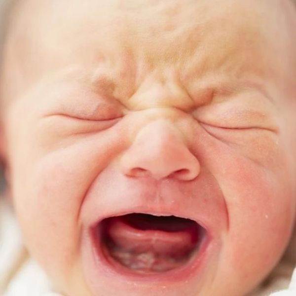 Säugling schreit