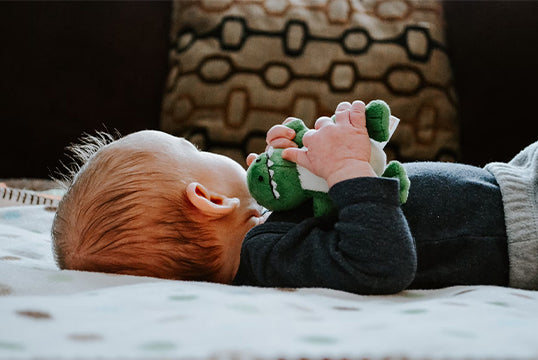 baby einschlafen mit kuscheltier