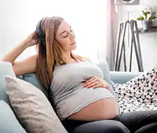 schwangere frau sofa