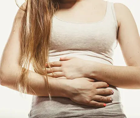 Frau hält ihren Bauch