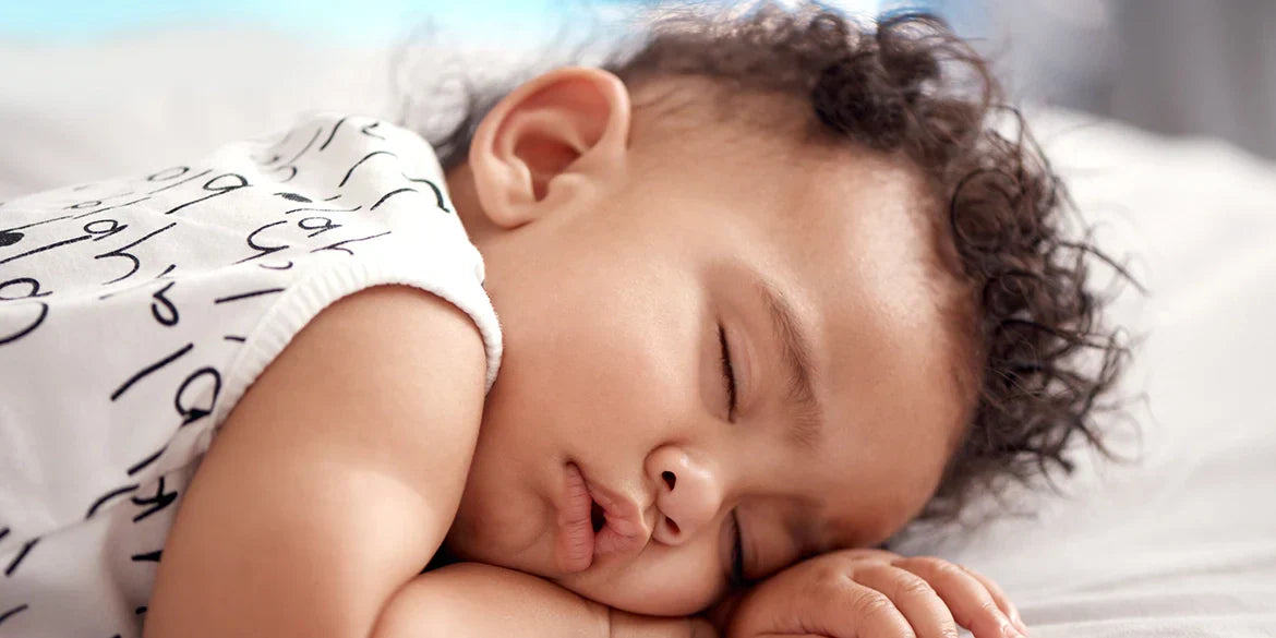 Baby schläft mit leicht geöffnetem Mund