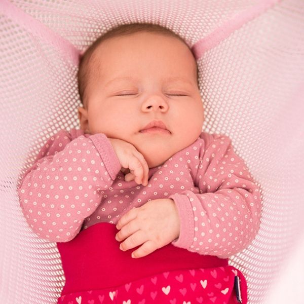 Baby schläft in Babywiege swing2sleep 