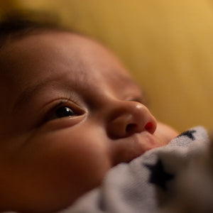 Nahaufnahme Baby mit Dreimonatskoliken 