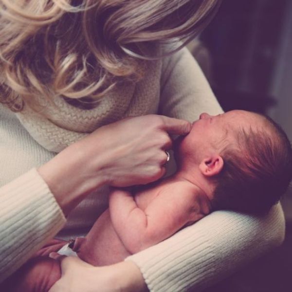 Mutter hat Baby mit Regulationsstörungen auf dem Arm 