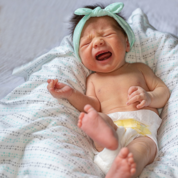 überreiztes baby weint