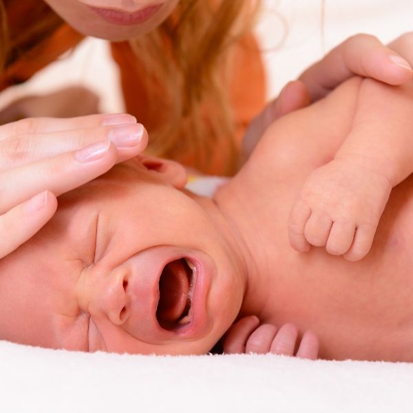 Mutter streichelt Schreibaby am Kopf