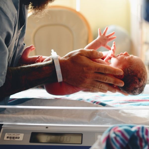 Vater bei der Geburt: Erstkontakt