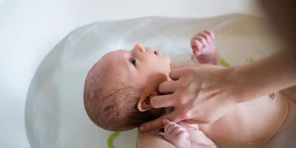 Baby baden erstes Bad von Neugeborenen