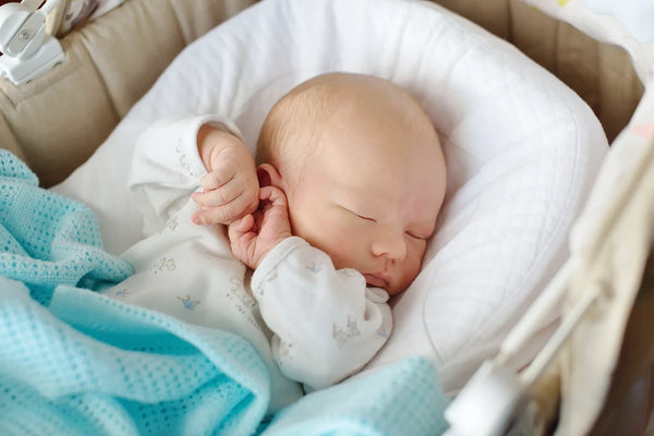 baby schlaf unruhig kein tiefschlaf neugeborenes