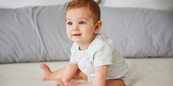Baby sitzt allein