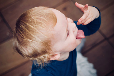 Babys 10. Monat: Eine Persönlichkeit mit Bewegungsdrang