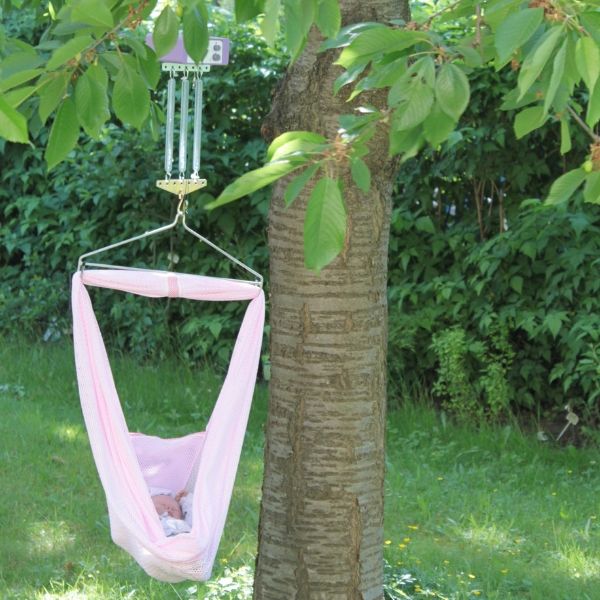 swing2sleep mit Baby im Garten
