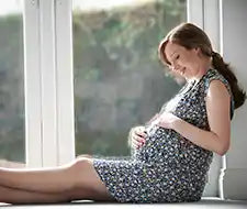 schwangere Frau Fenster Fensterbank 
