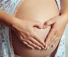 Hände Bauch schwangere Frau Herz