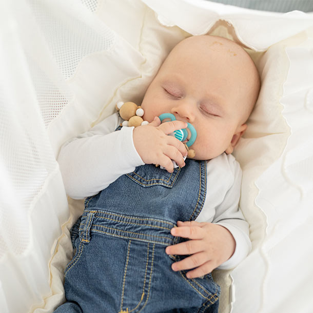 baby in federwiege gestell