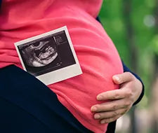 Ultraschallfoto vor Babybauch